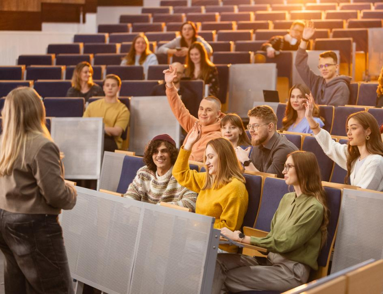 Our values | WSB Merito University in Chorzów: studenci siedzą w auli wykładowej na zajęciach
