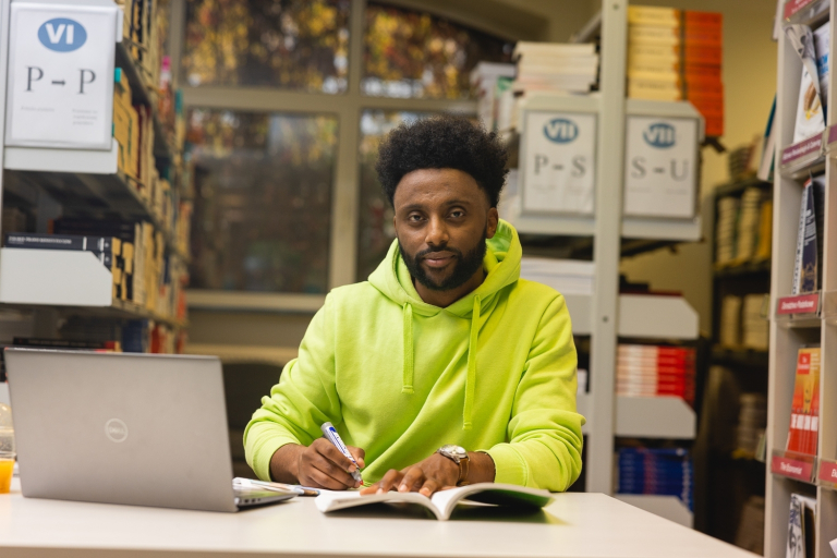 How to legalise your stay in Poland? | WSB Merito University in Chorzów: A student in a library