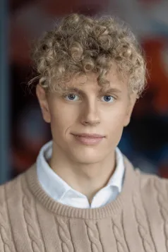 Student Council | WSB Merito Gdańsk University: Portret studentka o krótkich blond lokach