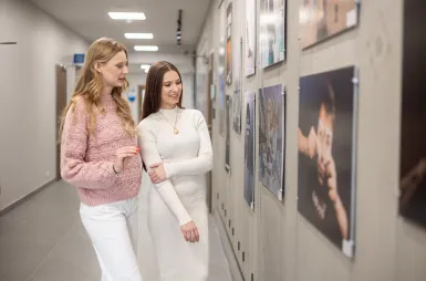 The student ABC | WSB Merito Gdańsk University: Studentki oglądają wystawę na galerii na Uczelni 