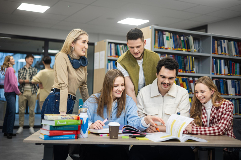 Rankings and accreditations | WSB Merito Gdańsk University: Studenci w bibliotece podczas wspólnej przerwy