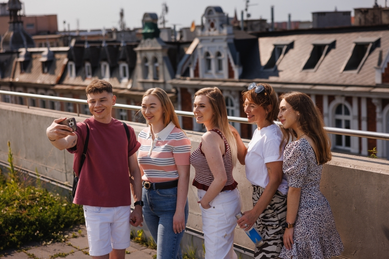 Our values | WSB Merito Opole University: Grupa znajomych robiących selfie