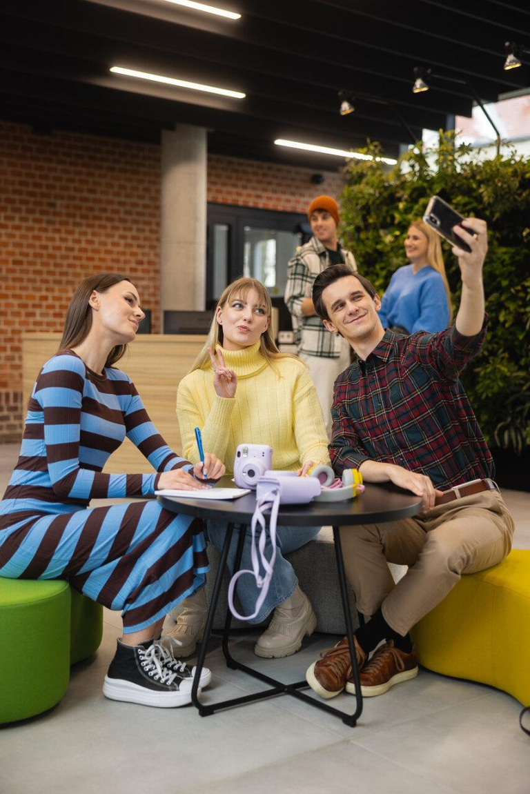 Who we are | WSB Merito Poznań University: Poznań - studenci w holu robiący selfie