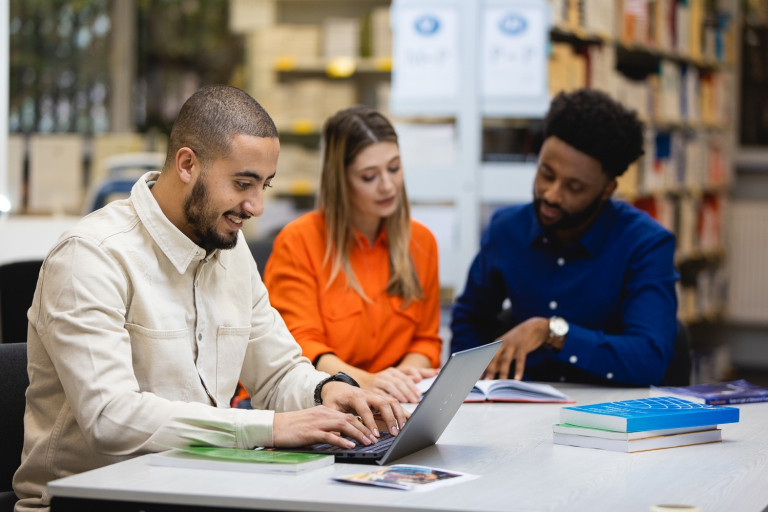 Study in Poland | WSB Merito Poznań University: International student in a library