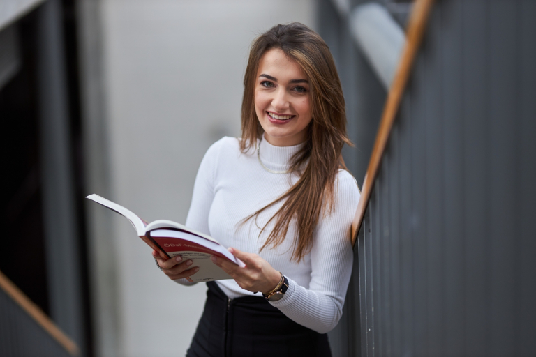 Search results | WSB Merito Universities: Główna grafika: studentka z książką w ręku