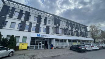 budynek Uniwersytetu WSB Merito w Toruniu od ul. Dekerta