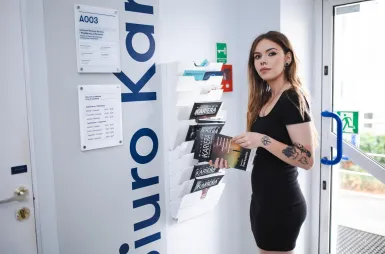 Search results | WSB Merito Toruń University: studentka przed biurem karier na Uniwersytecie WSB Merito Toruń