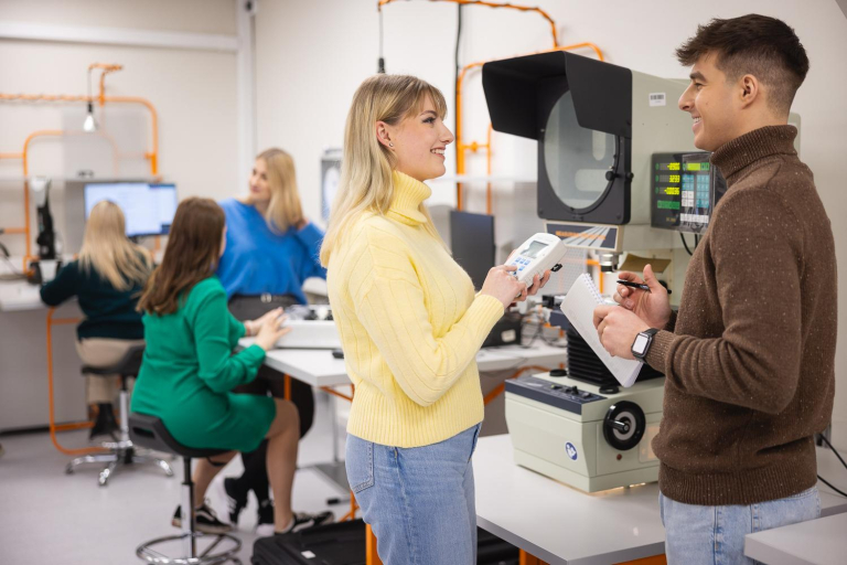 Who we are | WSB Merito Toruń University: dwoje uśmiechniętych studentów w uniwersyteckim laboratorium inżynierii