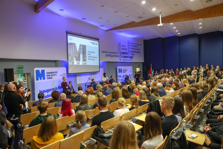 studenci, wykładowcy i goście w auli Uniwersytetu WSB Merito w Toruniu