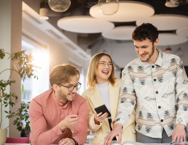 Student Zone | WSB Merito Toruń University: Główna grafika: Strefa studenta - Uniwersytet WSB Merito w Toruniu - studenci podczas wspólnej nauki
