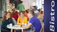 Who we are | WSB Merito Warsaw University: Studenci przy stole