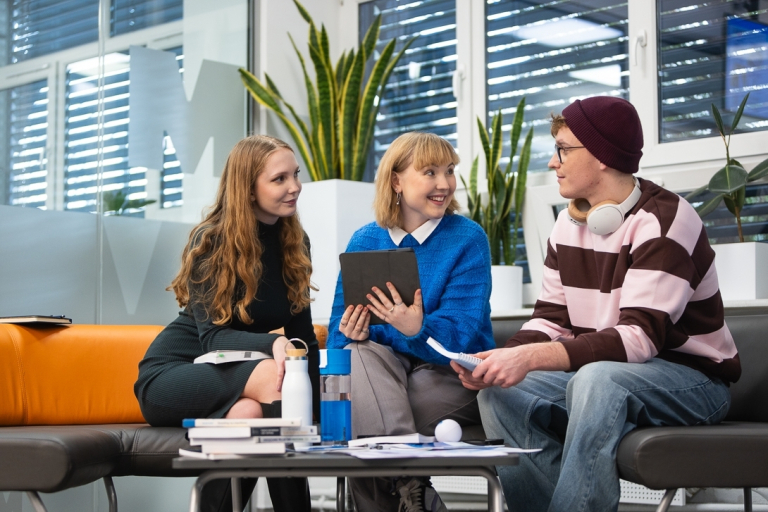 Career Office | WSB Merito Warsaw University: Grupa studentów siedzi na sofie