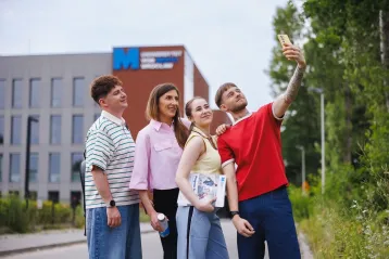 Career Office | WSB Merito Wrocław University: studenci robiący sobie wspólne zdjęcie