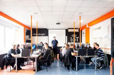 Laboratories and workrooms | WSB Merito Wrocław University: studenci na zajęciach w laboratorium internetu rzeczy