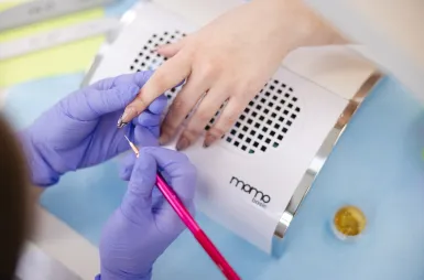 Laboratories and workrooms | WSB Merito Wrocław University: studenci odbywający zajęcia w pracowni manicure i stylizacji paznokci