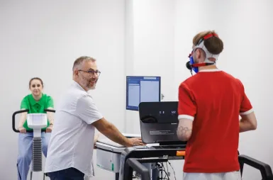 Laboratories and workrooms | WSB Merito Wrocław University: studenci odbywający zajęcia w laboratorium dietetyki i kalorymetrii