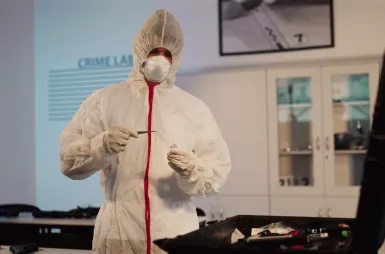 Laboratories and workrooms | WSB Merito Wrocław University: studenci odbywający zajęcia w crime lab