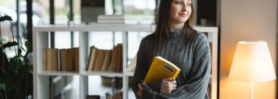 Centre for International Cooperation | WSB Merito Wrocław University: studentka trzymająca książkę