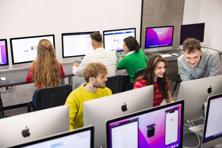 Rankings and accreditations | WSB Merito Wrocław University: pracownia apple imac - studenci - komputery