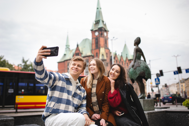 Study in Wrocław | WSB Merito Wrocław University: Students outdoor in Wrocław