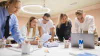 Biały wywiad | Studia II stopnia ze studiami podyplomowymi  | Uniwersytet WSB Merito w Gdańsku: Studenci w białej przestrzeni pracują warsztatowo