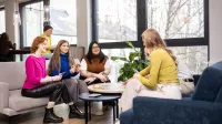 Pedagogika resocjalizacyjna z profilaktyką społeczną | Studia I stopnia w Gdańsku | Uniwersytet WSB Merito w Gdańsku: Studenci na uniwersytecie wspólnie grają w grę planszową