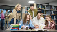 Finanse przedsiębiorstw i podatki z certyfikatem ACCA | Studia II stopnia ze studiami podyplomowymi  | Uniwersytet WSB Merito w Gdańsku: Studenci w bibliotece podczas wspólnej przerwy