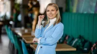International Business - BA Business and Management Top-Up with University of Northampton | Studia I stopnia w Gdańsku | Uniwersytet WSB Merito w Gdańsku: Portret biznesowy studentki, która uśmiecha się i ma na sobie błękitny garnitur oraz beżowy golf