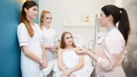 Podologia w praktyce | Studia podyplomowe w Gdańsku | Uniwersytet WSB Merito w Gdańsku: 4 panie kosmetolożki rozmawiają w gabinecie