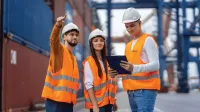 Menedżer logistyki | Studia II stopnia ze studiami podyplomowymi  | Uniwersytet WSB Merito w Gdańsku: Logistycy w strojach służbowych w pracy