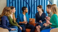 Psychologia | Studia jednolite magisterskie w Gdańsku | Uniwersytet WSB Merito w Gdańsku: studenci z wykładowcą podczas zajęć
