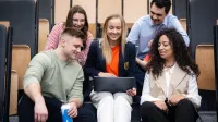 International business | Studia I stopnia w Gdańsku | Uniwersytet WSB Merito w Gdańsku: Studenci siedzą na auli w grupie przy laptopie