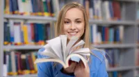 Translatoryka - język angielski | Studia II stopnia w Gdańsku | Uniwersytet WSB Merito w Gdańsku: studentka-biblioteka-ksiazka