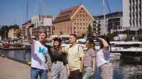 Administrowanie zasobami energetycznymi | Studia II stopnia ze studiami podyplomowymi  | Uniwersytet WSB Merito w Gdańsku: Studenci robią sobie selfie na marinie w Gdańsku