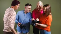 Komunikacja wizerunkowa w biznesie | Studia I stopnia w Gdańsku | Uniwersytet WSB Merito w Gdańsku: Studenci podczas ćwiczeń z fotografii 