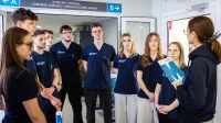 Fizjoterapia | Studia jednolite magisterskie w Gdańsku | Uniwersytet WSB Merito w Gdańsku: Studenci w szpitalu słuchają wykładowczyni