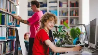 Psychologia kliniczna z psychoterapią | Studia jednolite magisterskie w Gdańsku | Uniwersytet WSB Merito w Gdańsku: Studentka przy komputerze w bibliotece