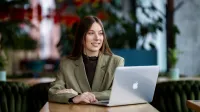 Psychologia w biznesie | Studia II stopnia ze studiami podyplomowymi w Gdańsku | Uniwersytet WSB Merito w Gdańsku: Studentka w kawiarni siedzi przy laptopie