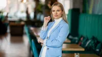 Finanse przedsiębiorstw i podatki z certyfikatem ACCA | Studia II stopnia w Gdańsku | Uniwersytet WSB Merito w Gdańsku: Zdjęcie biznesowe studentki w kawiarni 