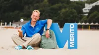 Dietetyka sportowa | Studia I stopnia w Gdańsku | Uniwersytet WSB Merito w Gdańsku: Student na plaży z sygnetem M 