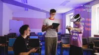 Cyfrowe łańcuchy dostaw | Studia I stopnia w Gdańsku | Uniwersytet WSB Merito w Gdańsku: Studenci podczas zajęć z użyciem VR