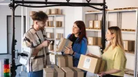 Logistyka | Studia II stopnia ze studiami podyplomowymi w Gdańsku | Uniwersytet WSB Merito w Gdańsku: Studenci kierunku logistyka w magazynie z kartonami