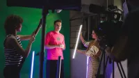 Grafika cyfrowa i kreacje multimedialne | Studia II stopnia ze studiami podyplomowymi  | Uniwersytet WSB Merito w Gdańsku: Student przy nagrywkach