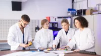 Psychologia zdrowia | Studia jednolite magisterskie w Gdańsku | Uniwersytet WSB Merito w Gdańsku: Studenci w fartuchach