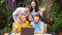 Marketing cyfrowy i grafika reklamowa | Studia I stopnia w Gdańsku | Uniwersytet WSB Merito w Gdańsku: Studenci na dworzu pracują przy komputerze