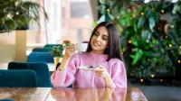 Psychologia w marketingu | Studia II stopnia w Gdańsku | Uniwersytet WSB Merito w Gdańsku: Studentka z filiżanką kawy w ręku