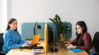 Wyniki wyszukiwania | Uniwersytet WSB Merito w Gdańsku: Studentki przy biurku przy laptopach podczas pracy