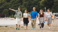Administracja bezpieczeństwa ludzi i systemów w sytuacjach kryzysowych | Studia I stopnia w Gdańsku | Uniwersytet WSB Merito w Gdańsku: Studenci na plaży 
