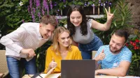 Compliance Officer | Studia I stopnia w Gdańsku | Uniwersytet WSB Merito w Gdańsku: Studenci w ogrodzie podczas połączenia online 