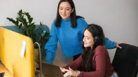 Wyniki wyszukiwania | Uniwersytet WSB Merito w Gdańsku: Studentki w biurze przy laptopie 
